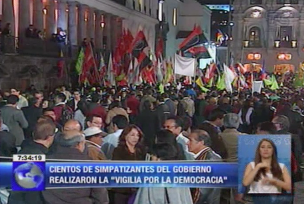 tctelevision's tweet photo. Cientos de simpatizantes del gobierno realizaron la “Vigilia por la democracia”: http://t.co/uuDyHoKlq0 http://t.co/xZPIDgCmHm