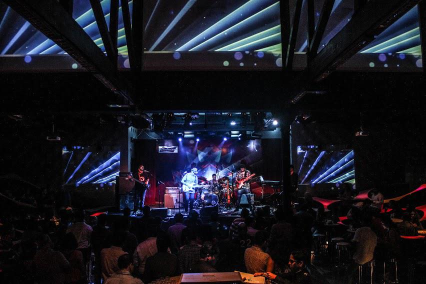 theblueFROG's tweet photo. Whatta crazy night it was at the FROG!  Tribute to #DireStraits by @OneNightStand was impeccable! http://t.co/5HCnoZSRz7