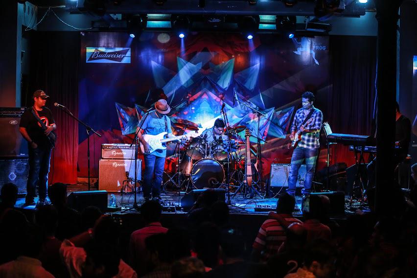 theblueFROG's tweet photo. Whatta crazy night it was at the FROG!  Tribute to #DireStraits by @OneNightStand was impeccable! http://t.co/5HCnoZSRz7