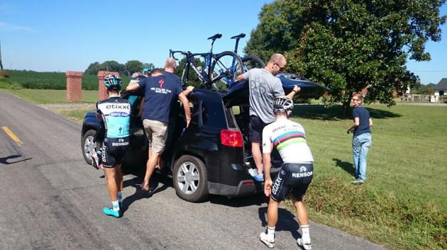 How many cyclists does it take to pull a car out of a ditch? trib.al/SYaIZAZ