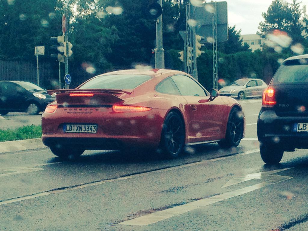 MotorenMarcha's tweet photo. #Porsche 911 Carrera GTS, un diseño casi insuperable, sobre todo por el alerón. http://t.co/GjGy0XtQOp