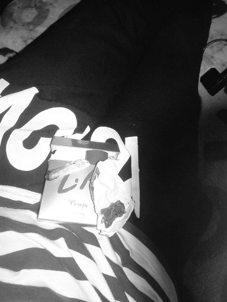 gabeferreira84's tweet photo. só tem isso pra hj haha #afuria 🍁🍁💨💁 http://t.co/GM6piJn86H