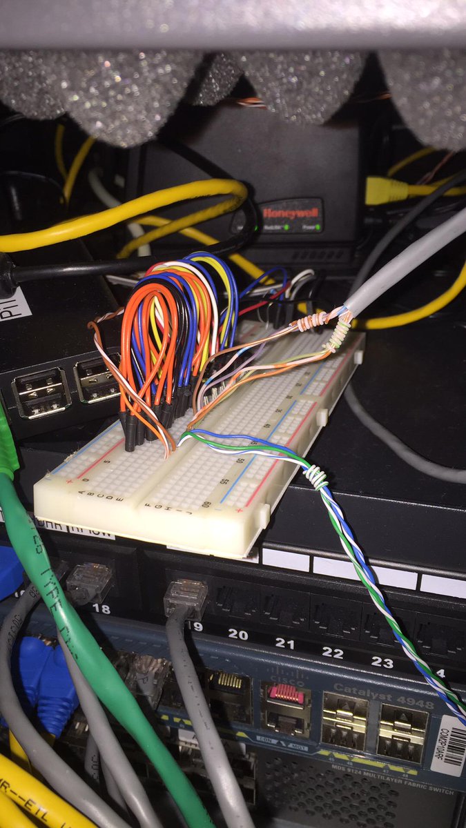 ecrontheweb's tweet image. #IStandWithAhmed #RaspberryPi 10 point server rack thermal monitor #NotABomb