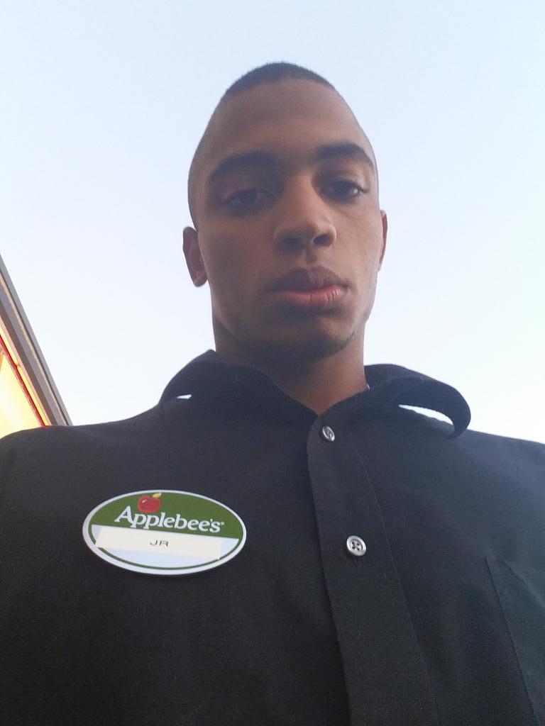 LenroyV's tweet image. Aye come check ya boy out at applebees😛