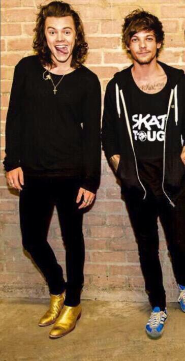 1DUpdatesFacts_'s tweet image. throwback to this bomb ass cape town photoshoot #EMABiggestFans1D