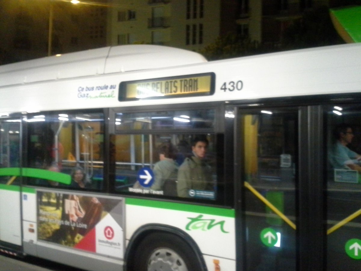NICOLASPOINOT's tweet photo. Cherchez l'erreur :un bus standard sur une ligne de tram à Commerce il était plein à Beauséjour moins http://t.co/dv1Fy4LWGx