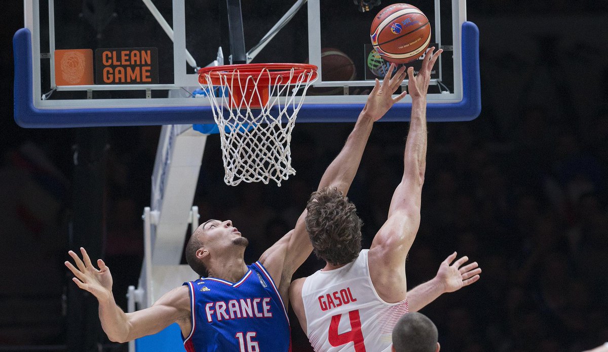 BaloncestoESP's tweet photo. Y #ESPBasket venció a Francia y tomó Lille!! 75-80!! Otra vez en una final del EuroBasket! #SomosEquipo http://t.co/fdAUZkot5d