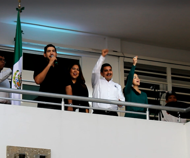 HectorEscobarS's tweet photo. De esta manera dimos el tradicional grito de independencia, festejando así la patria que nos representa #VivaMéxico http://t.co/HGYKvIObjJ