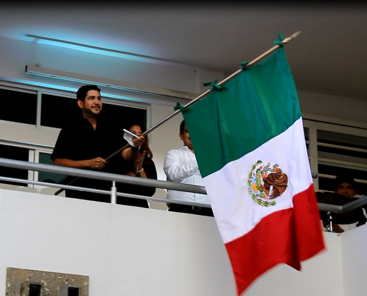 HectorEscobarS's tweet photo. De esta manera dimos el tradicional grito de independencia, festejando así la patria que nos representa #VivaMéxico http://t.co/HGYKvIObjJ