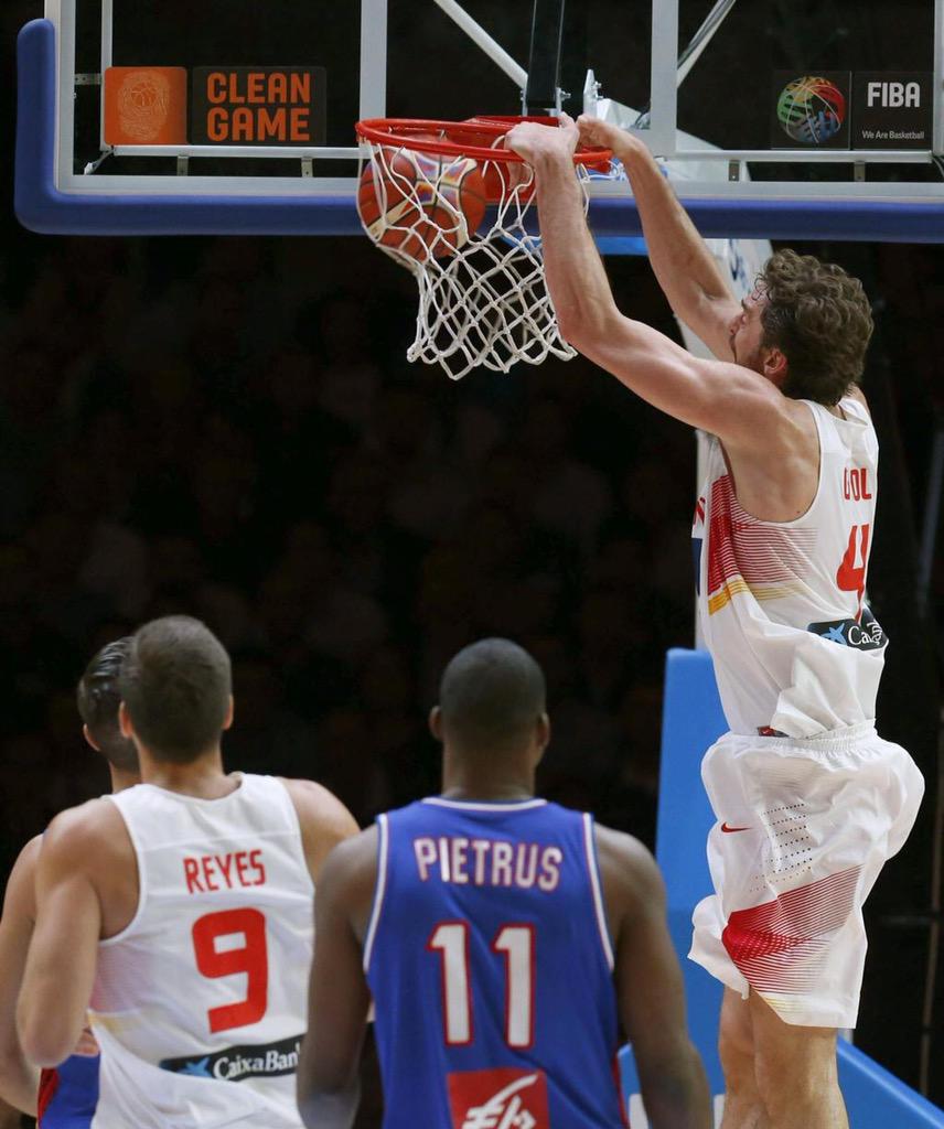 IkerCasillas's tweet photo. Grande España, enorme @paugasol!!! Todos con vosotros, vamos!! #eurobasket2015 http://t.co/cqXvSd48SQ