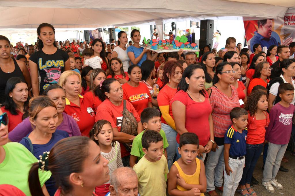 roggerdaza's tweet photo. @JULIOLEONYARA entrega la vivienda No. 20.000 Urb. Corazón de mi Patria Yaritagua @shirleycandanga @prensayaritagua http://t.co/4zqFVcgfqw