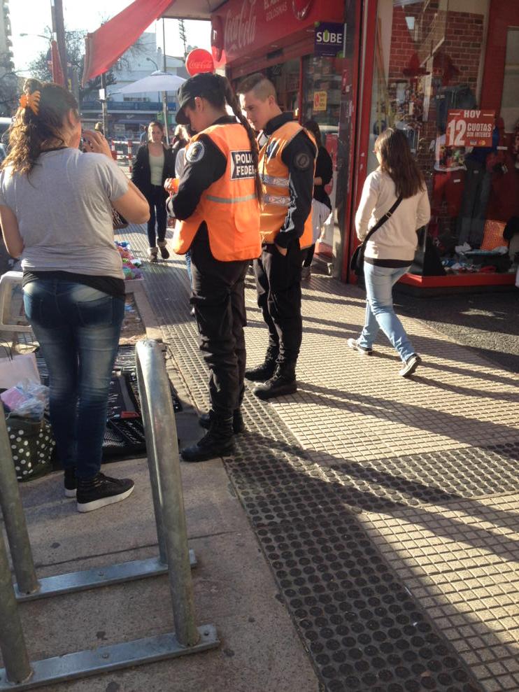 No da ser policía y estar comprando pulseras truchas en Cuenca  #verguenza