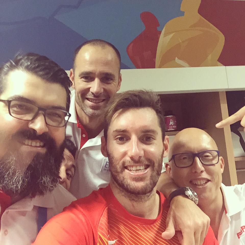 rudy5fernandez's tweet photo. Quiero dar gracias a todo el equipo pero sobretodo a esta gente q hemos trabajado día y noche para jugar #Gracias http://t.co/F8ul50l6sf