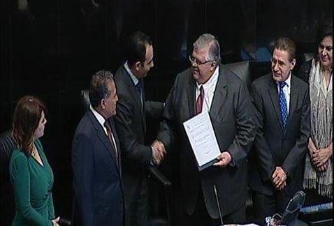 Milenio's tweet image. Senado ratifica a Agustín Carstens en Banxico por 5 años más mile.io/1KkigbY