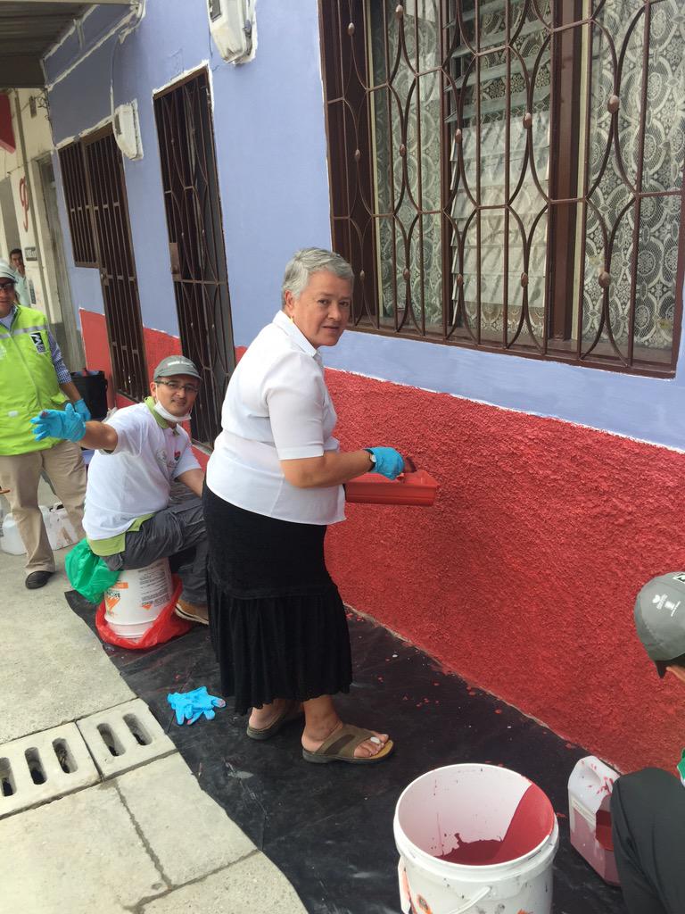 eskole's tweet photo. Imágenes del encuentro que se vive en #TranvíadeAyacucho con cultura @metrodemedellin. Limpieza, pintura y pedagogía http://t.co/2ZeJCe8suJ