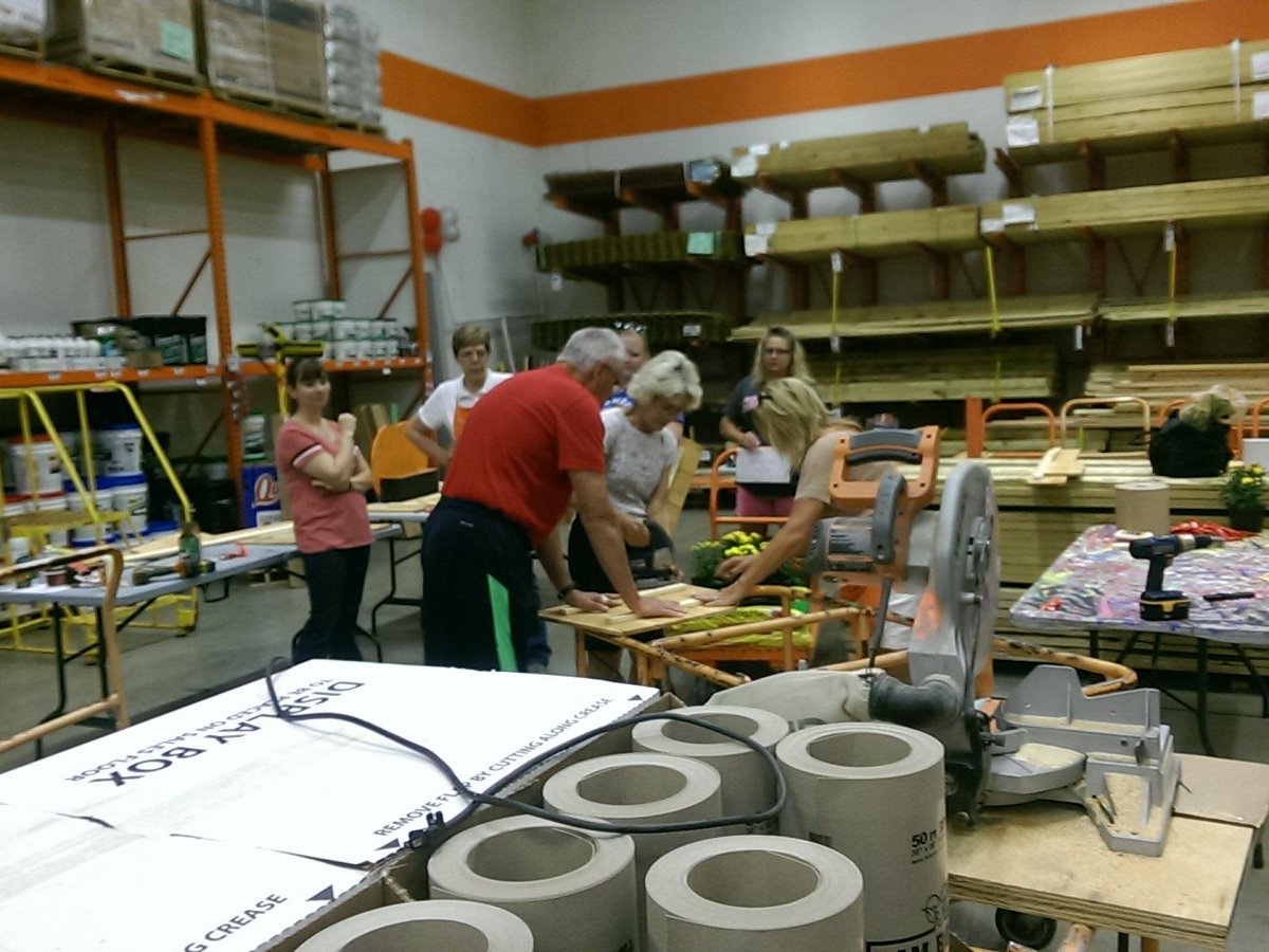 Karl_R_Smith's tweet photo. Do it herself workshop @RudduckAj @sours25 http://t.co/dBQBIOKnLu