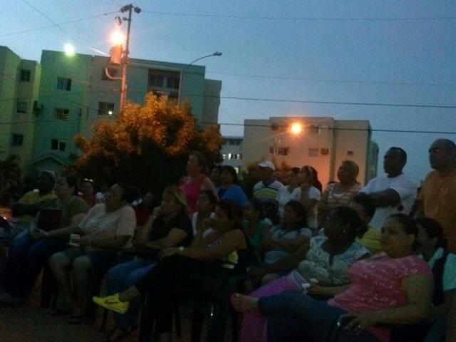 RediZulia's tweet photo. @RediZulia acompanando asamblea de ViviendoVenezolanos  en el Urbanismo Los Modines http://t.co/vVNpM2rt24