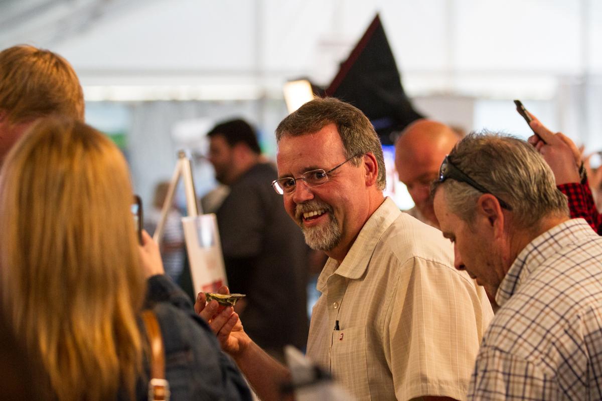 jmweb's tweet image. What a smile, yum, smiles v2.0 &amp;amp; lotsa Oysters @ #PEI Shellfish Festival #shellfish20th