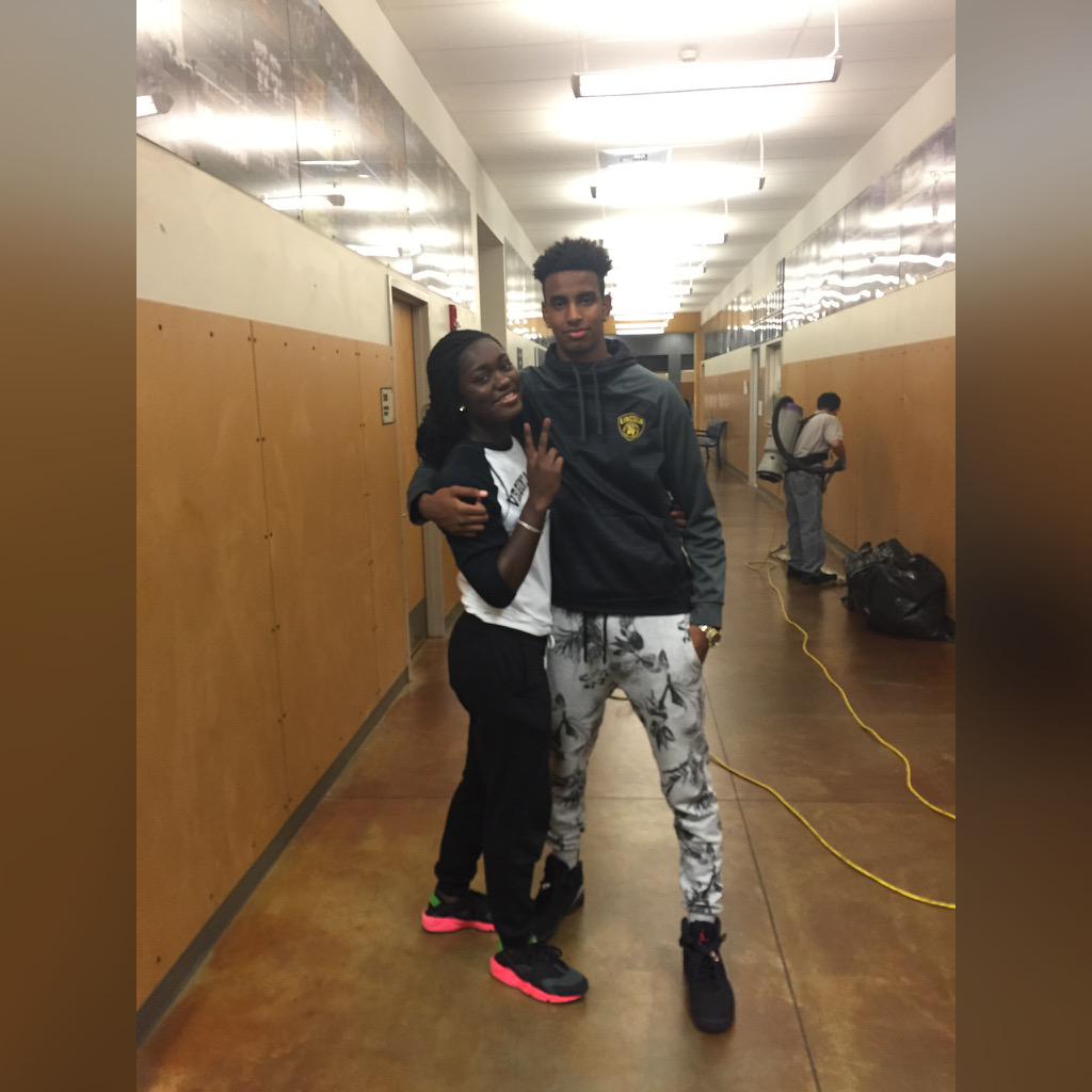Groovy_Abe's tweet photo. Nia's day I guess 😂 http://t.co/Fp6OktY2Ix