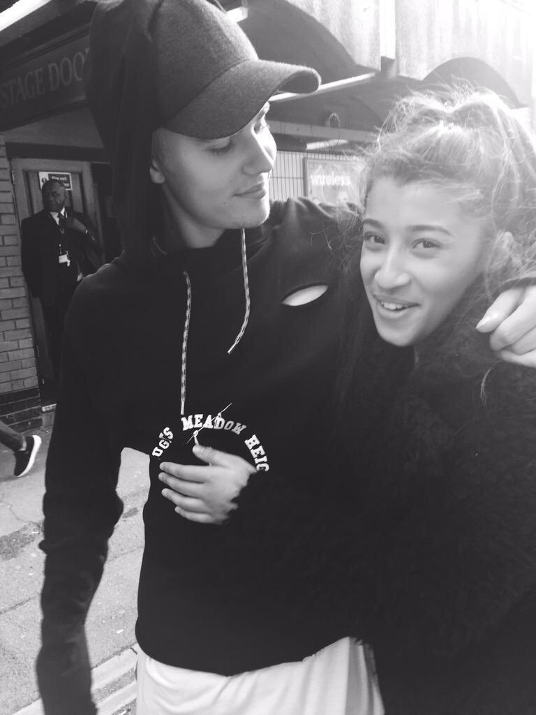 ibieberthought's tweet photo. THE WAY JUSTIN LOOKS AT BELIEBERS IS THE MOST ADORABLE THING EVER #EMABiggestFansJustinBieber http://t.co/39QZkp7cqw