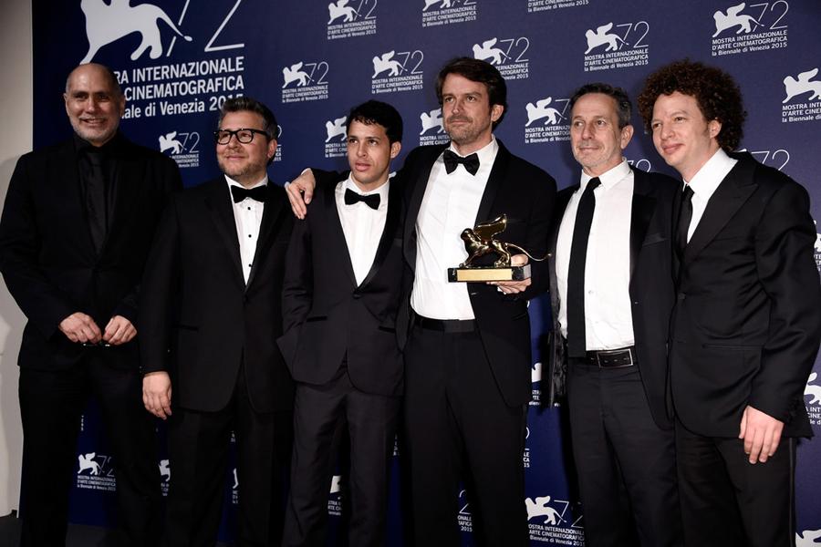 생각해보니 미첼 프랑코는 올해 자기가 연출한 영화(크로닉)로 칸에서 각본상 수상하고, 제작한 영화들(600 Miles, From Afar)로 각각 베를린 데뷔작품상,...