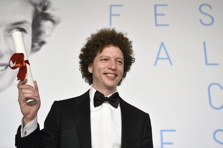 생각해보니 미첼 프랑코는 올해 자기가 연출한 영화(크로닉)로 칸에서 각본상 수상하고, 제작한 영화들(600 Miles, From Afar)로 각각 베를린 데뷔작품상,...