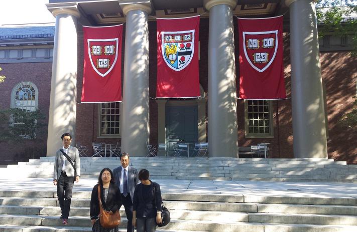 公式 昭和女子大学 今日は昭和ボストンを離れ ハーバード大学 の見学に来ています 緑豊かな美しいキャンパスには 教室棟のほか荘厳なチャペルや学生寮が点在し 学生さんは皆 颯爽としていました 昭和ボストン Http T Co Oyzzl3nyyb