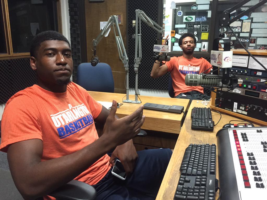 UTARadio's tweet photo. A couple @UTAMAVS basketball players learning the radio game #JalenJones @SaucyP34 http://t.co/ixMLxM6rX3