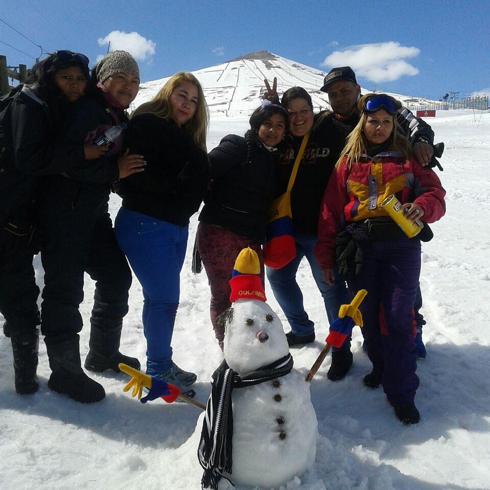 AventchileO's tweet photo. Turistas de colombia disfrutando por primera vez de la nieve.  Centro de ski el. Colorado Santiago de chile http://t.co/RqdKIALOzo