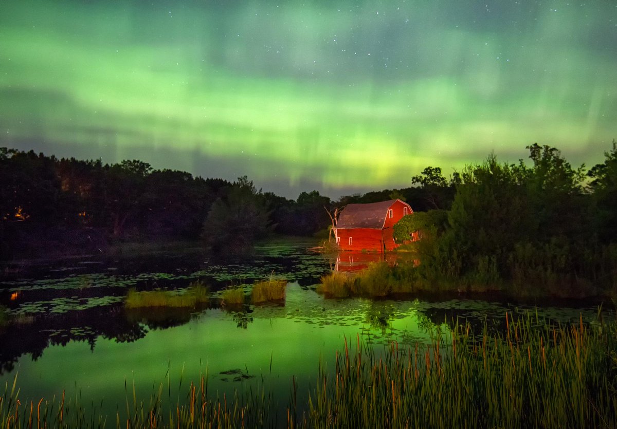 BestPixMN's tweet image. The #NorthernLights over the famous Sinking Barn in Zimmerman, Minnesota #BestOfMN