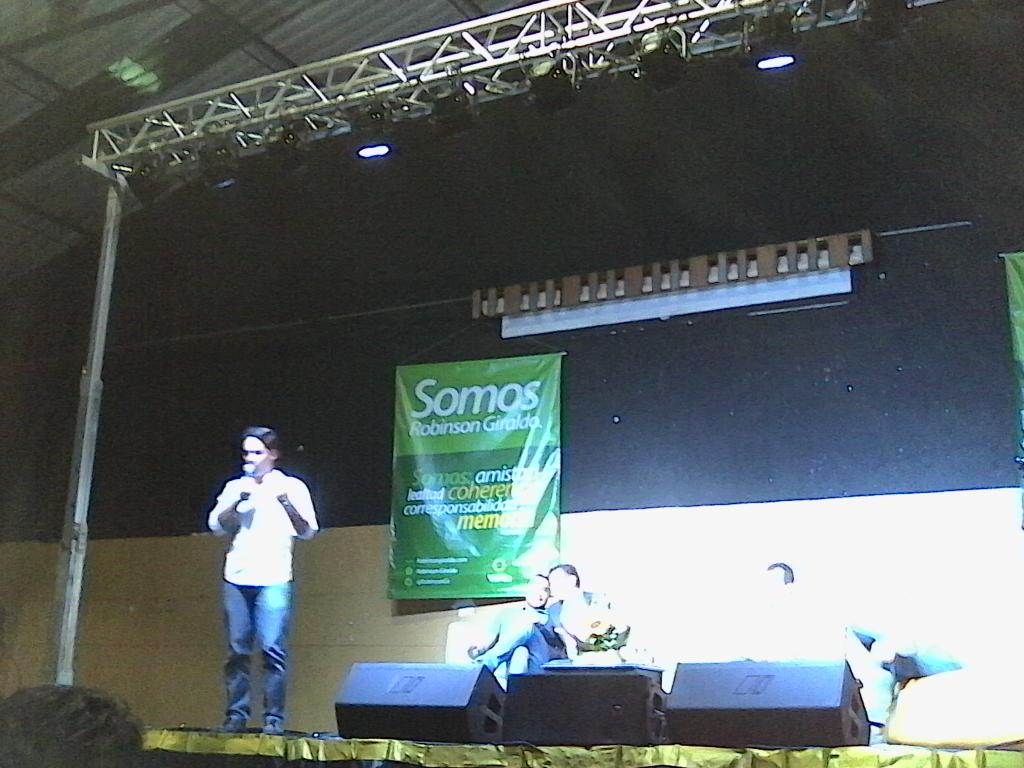 robinsongir's tweet photo. Camilo calle nos da su mensaje de dignidad y juventud. #SOMOSverde3 #VERDE55 http://t.co/UktZMpZIKf