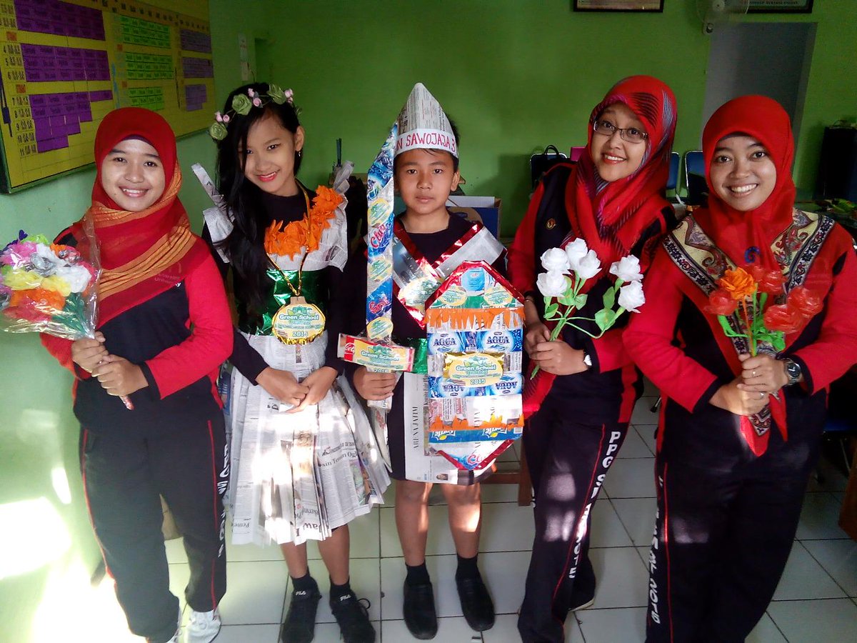 WindaMCRmy's tweet photo. kerajinan daur ulang karya siswa SDN Sawojajar 3! Go Green Our School @GreenSchoolFest @radar_malang http://t.co/IIR8mpnw4H