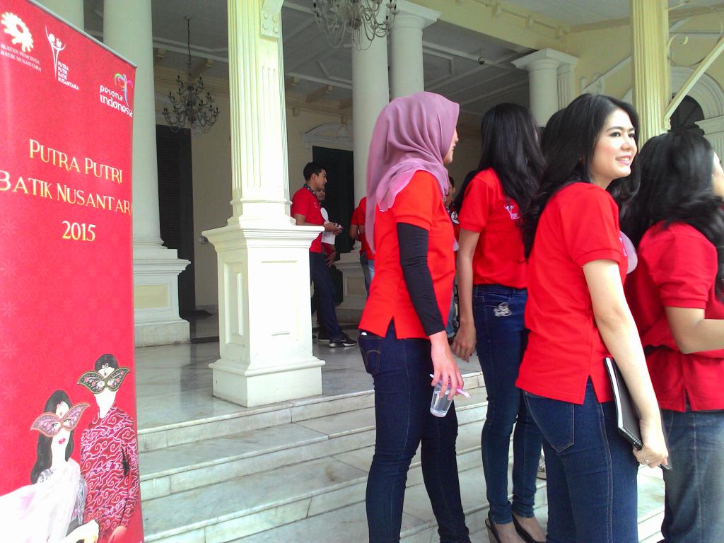 tresnabella's tweet photo. @PutraPutriBatik baru saja tiba di Museum Tekstil Jakarta #PPBN2015 semangat pagi :) http://t.co/MrTzemCnpd