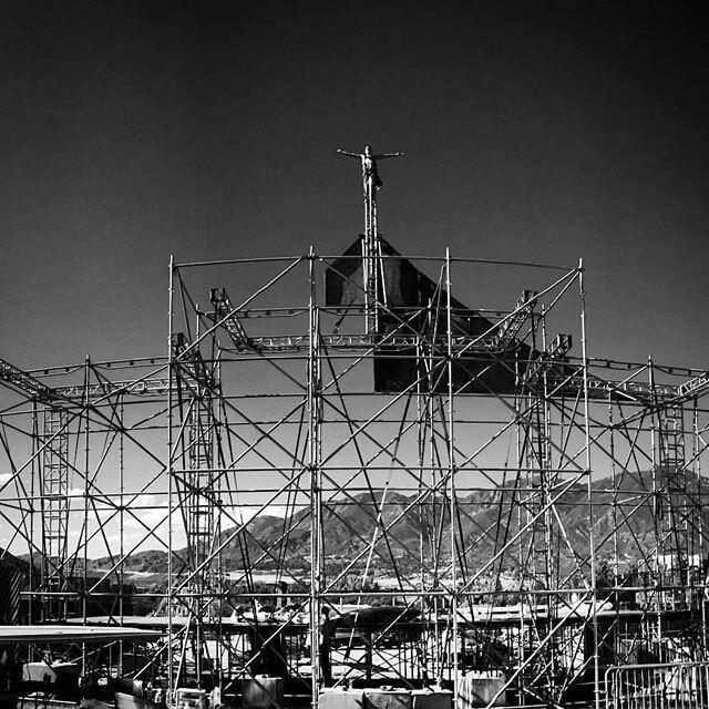 Space_NoSleep's tweet image. Builders of the world watching the sun rise. #AfterHoursVibes #Architectonic