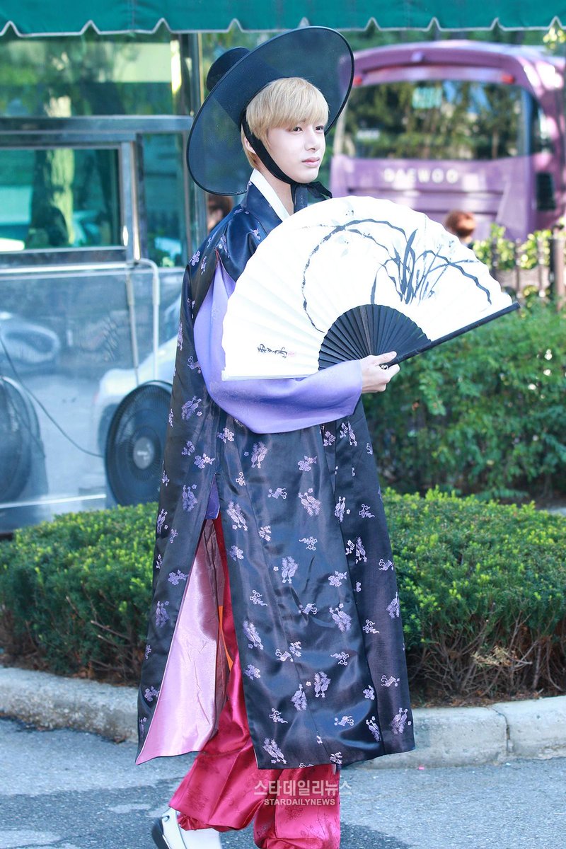 MonstaXth_'s tweet photo. [📷] 150917 #HYUNGWON #형원 #몬스타엑스 #MONSTA_X #신속히 #RUSH arrived @ MUSIC BANK (cr:STARDAILYNEWS) http://t.co/zJ8AYZ5qQn
