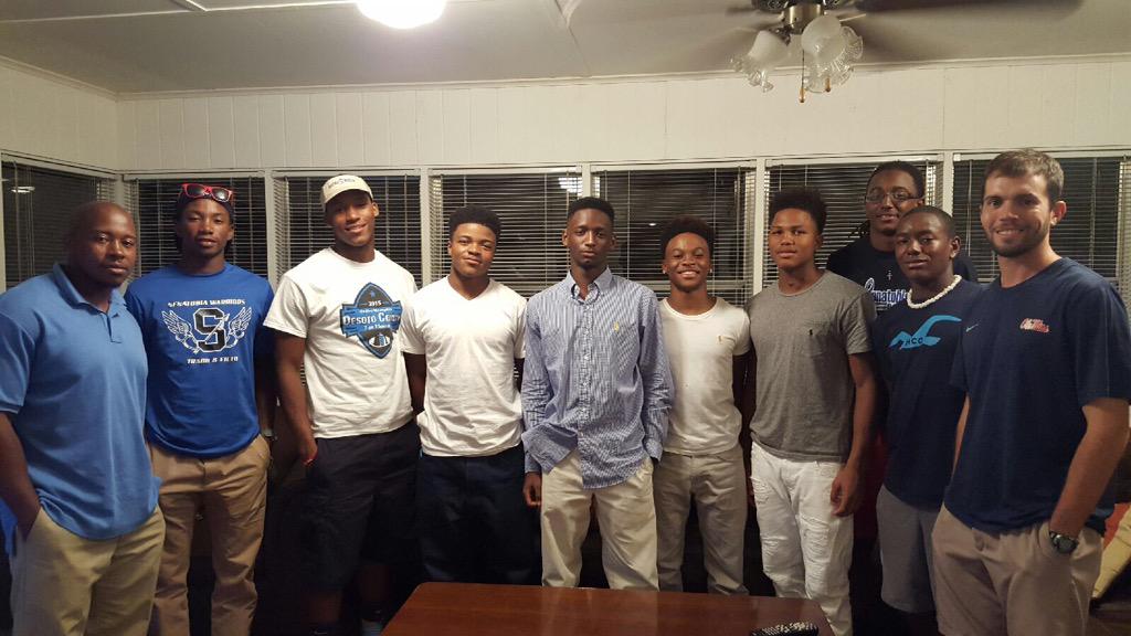 smbaltz's tweet photo. Enjoyed dinner with the guys.  Ready for Friday Night @leecoach1 #ALLIN http://t.co/AN08rxlGQQ