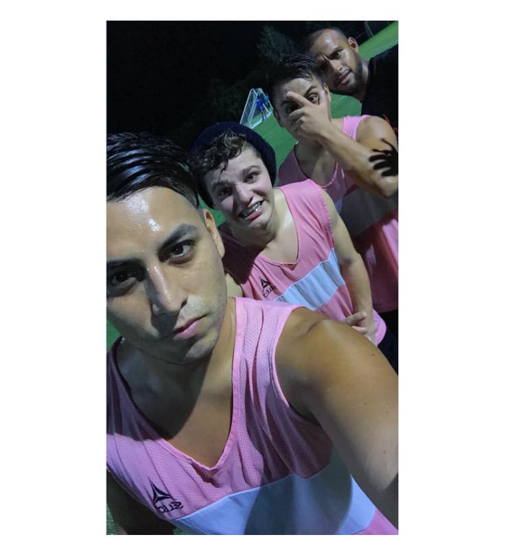 LuisBambino10's tweet photo. Pink Footballers ๐โฝ๏ธ @FIFAcom #PinkSoccer #Soccer #Football #NikeSoccer #BraddockPark #Windermere #PhotoOfTheDay #Me http://t.co/k88TG0x9EA
