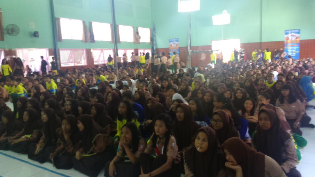 jrblindonesia's tweet photo. Selamat pg @OSIS12JHS wow aulanya penuh sekali sudah siap ya buat roadshow #JRBL2015 http://t.co/s7hR4xgY8k