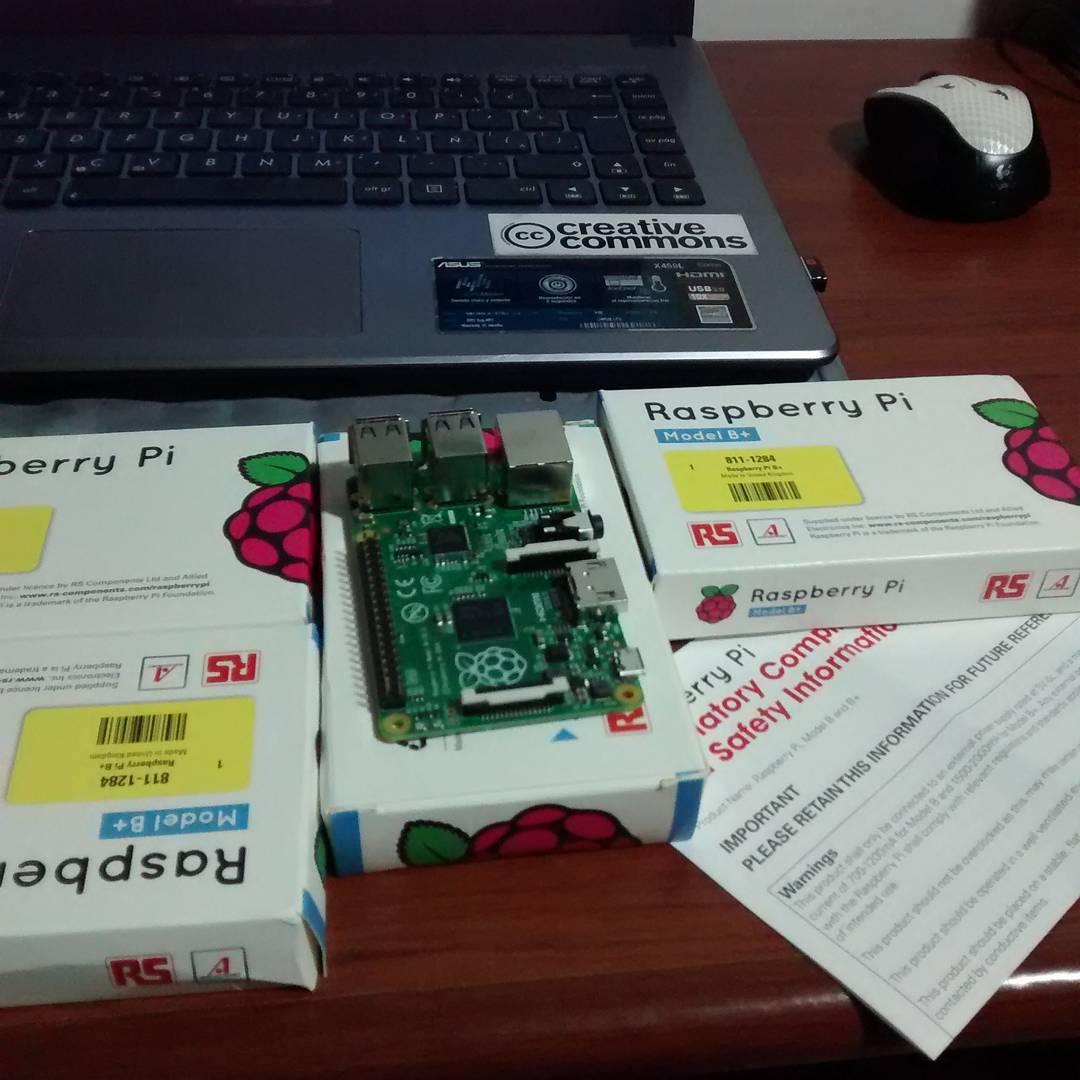 CiudadRedMed's tweet photo. Desempacando RPI B+ para nuestro proyecto KineBox Caja multimedia para películas libres. Las tendremos en @FestiCCMed http://t.co/yIvV389BOC