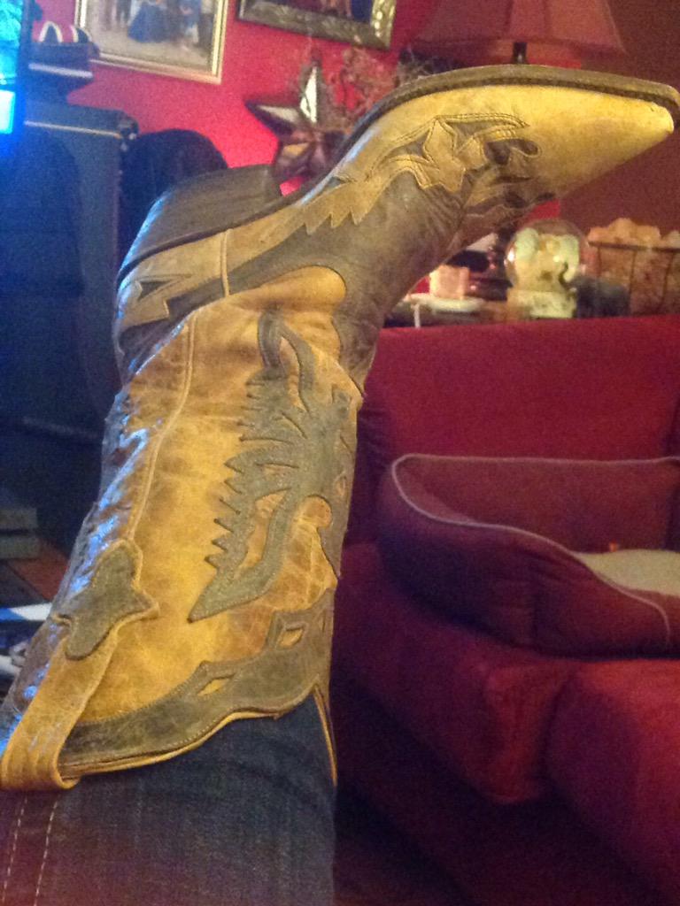 HalfwaytoNever's tweet image. Can't get my boots off, these are gonna be tough to sleep in #cowboyboots #cowgirlboots #bootproblems