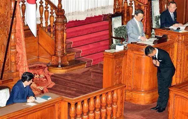 いい大人が国会で葬式ごっこまでやるとはね。セクハラごっこにもあきれ果てたが、安保法案反対派は、非礼と卑怯者の集まり。