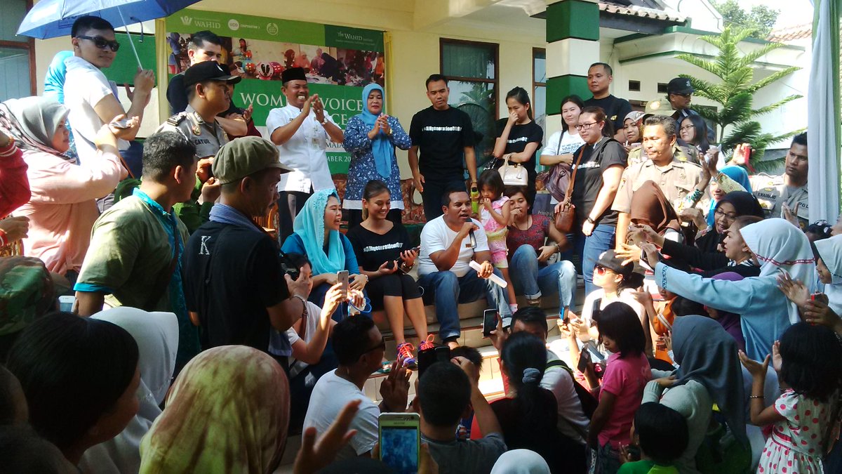 wahidfoundation's tweet photo. Love is my bullet #BeraniDamai | @yennywahid @agnezmo @NICofficial @BeraniDamai_INA http://t.co/Ezw8zp7SbC