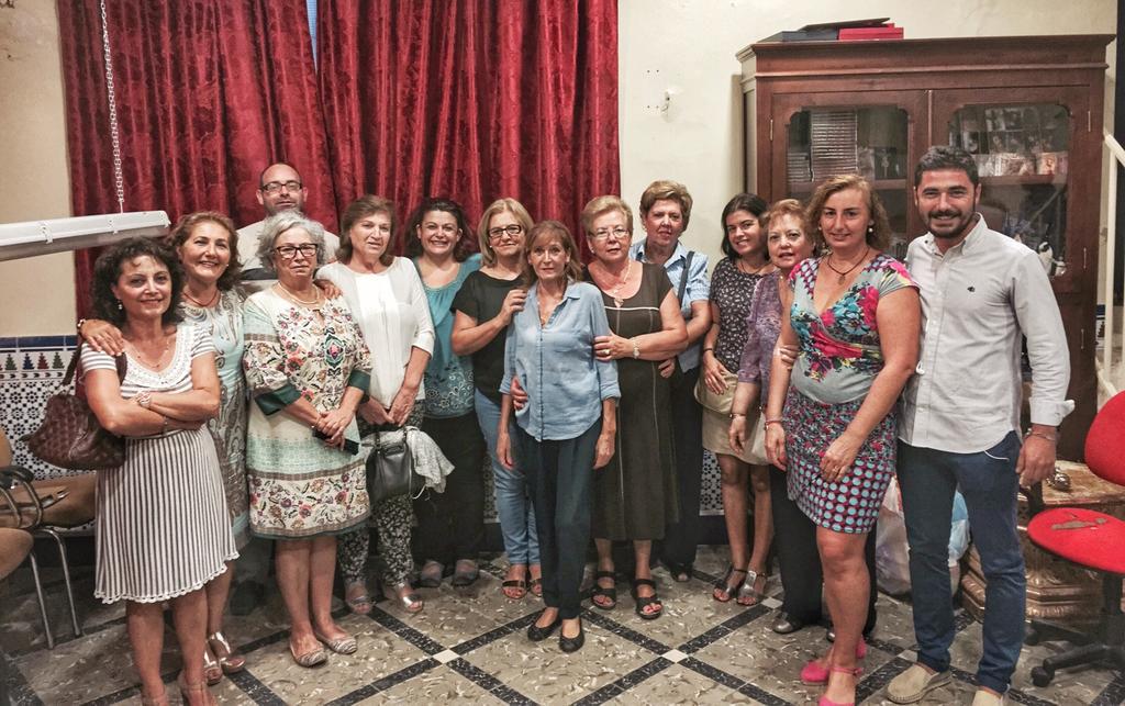 Grupo de mujeres que va a dar continuación a los bordados del palio de nuestra madre. Gracias y que ella os ilumine