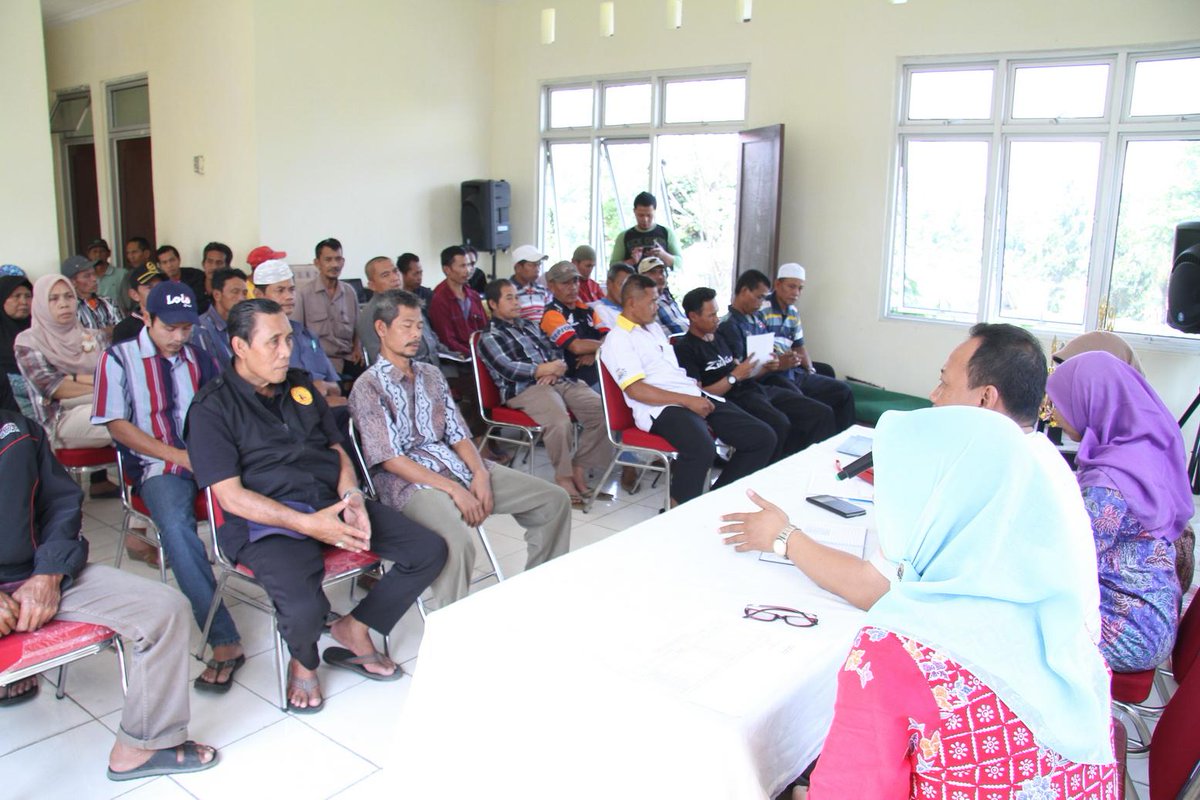 Mulyaharja's tweet photo. Acara Sosialisasi Kuesioner Pemekaran Kecamatan, Pembagian Hadiah kepada RW terbaik bidang kebersihan. http://t.co/Kbg32ncoUb