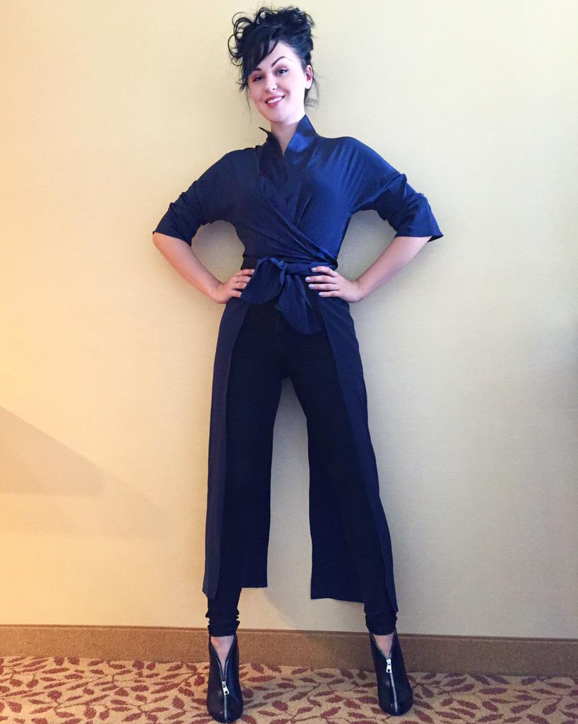 VIKTORIAMODESTA's tweet photo. Trying 2 cope with hot weather in silk kimono 🙌🏻  #vmlook #vmlife wearing #belleepoquelondon  #hotelselfie http://t.co/Cwd0hWP3WX