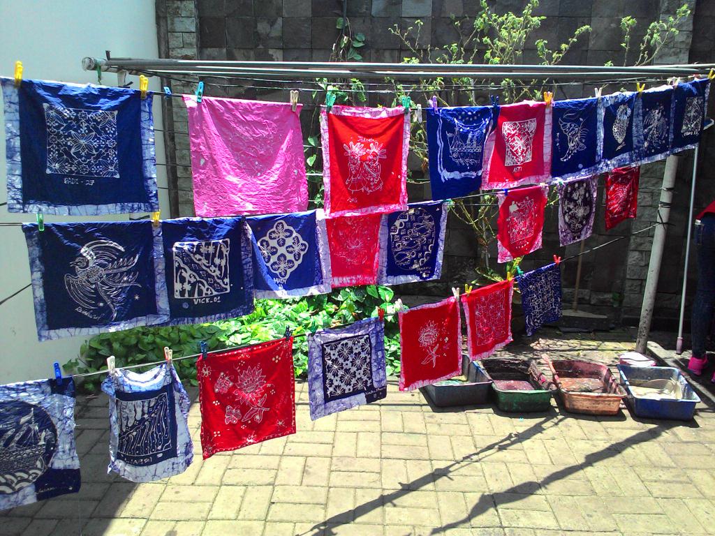 tresnabella's tweet photo. Batik hasil karya #PPBN2015 di Museum Tekstil Jakarta sedang dijemur. Punya bella yg mana hayo? :D @PutraPutriBatik http://t.co/LiYryVY881