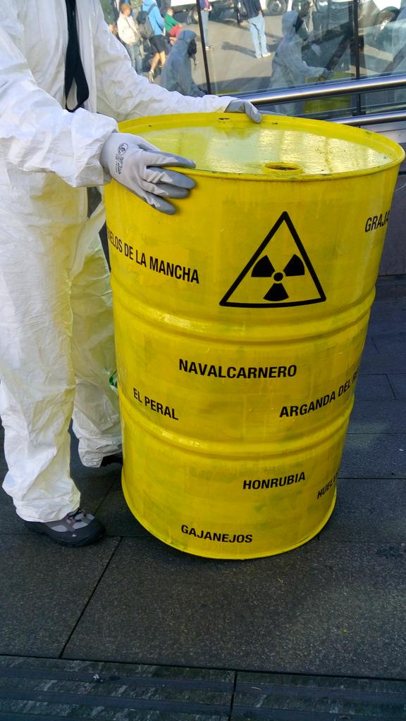 PartidoPACMA's tweet photo. Los barriles de @greenpeace_esp llevan los nombres de los 216 municipios a los que afecta la #RutaNuclear http://t.co/e69asJ1gMn