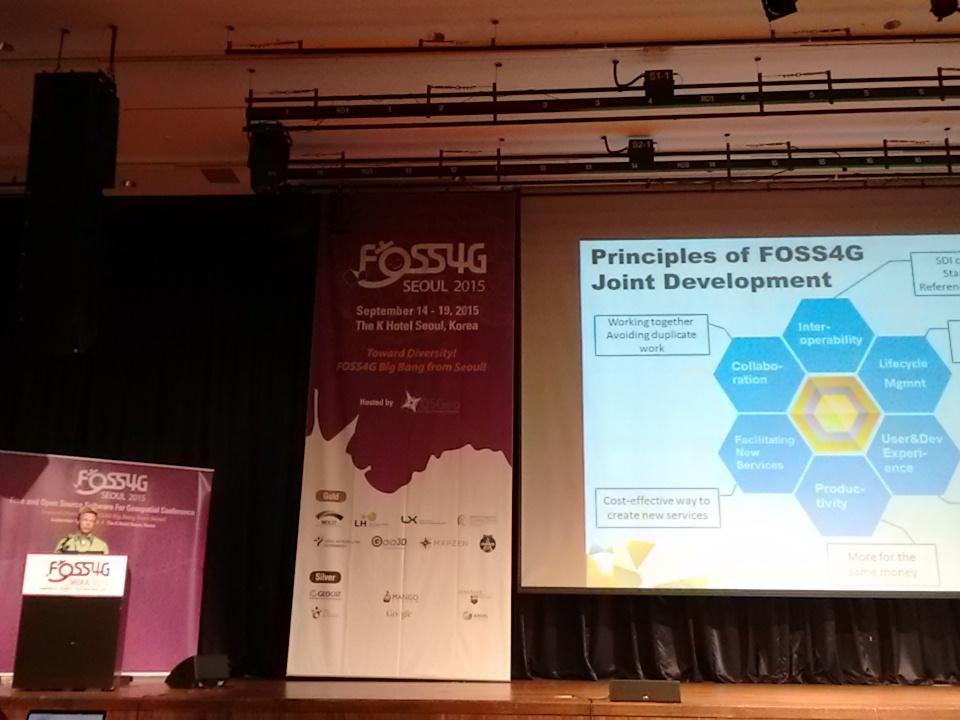 HannaVisuri's tweet photo. @JKylmaaho giving a great presentation about co-operation around FOSS software! @oskari_org #foss4g http://t.co/UoEXxIqR9z