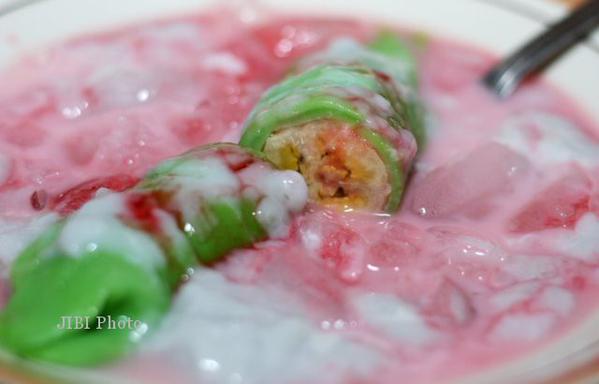 Siang - siang gini segernya beli es pisang ijo nih.