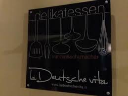 stefanianeirots's tweet photo. La Deutsche Vita a Torino in via Stampatori 10. Cucina tedesca vera! Ottimo hauswurstel con crauti e mele!  #deutsche http://t.co/i4rW8azinp